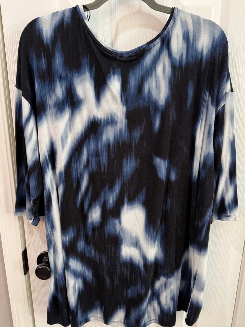 Relaxed V-Neck Short Sleeve Tie-Dye Top in Navy and White - Picture 2 of 6